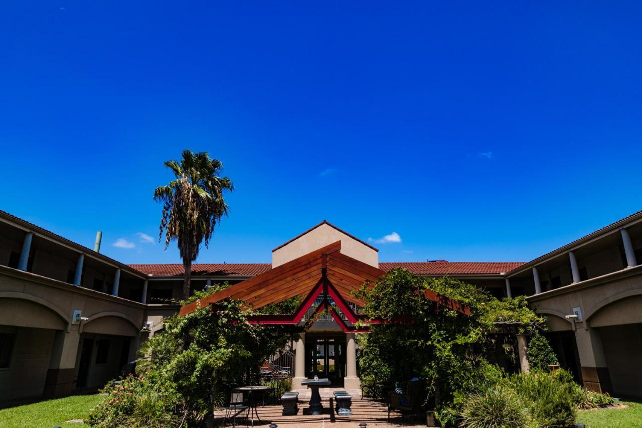 Vineyard Court Designer Suites Hotel Колледж-Стейшн Экстерьер фото
