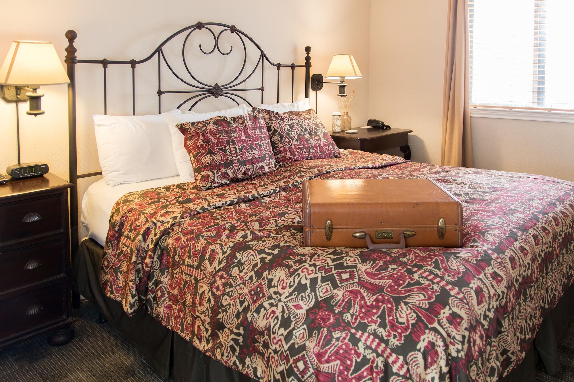 Vineyard Court Designer Suites Hotel Колледж-Стейшн Экстерьер фото