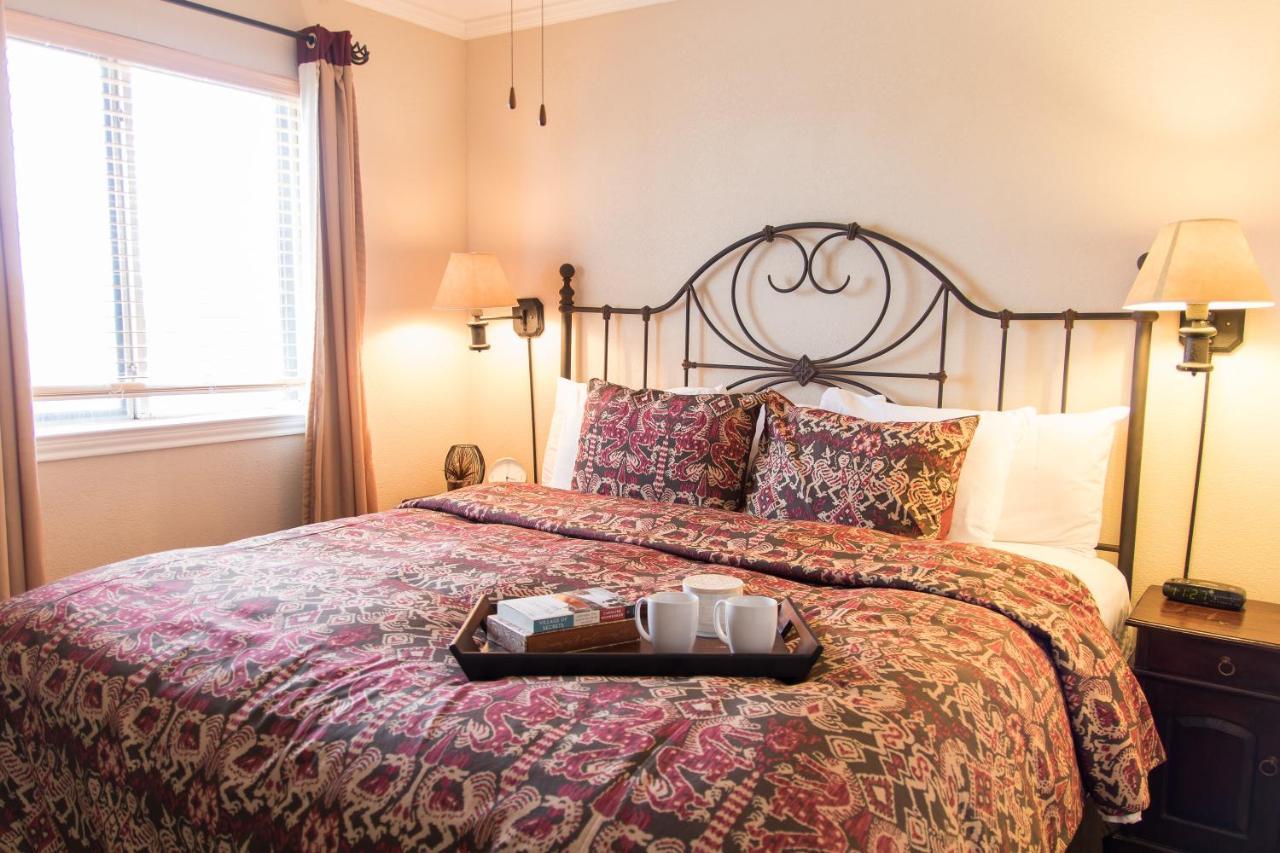 Vineyard Court Designer Suites Hotel Колледж-Стейшн Экстерьер фото